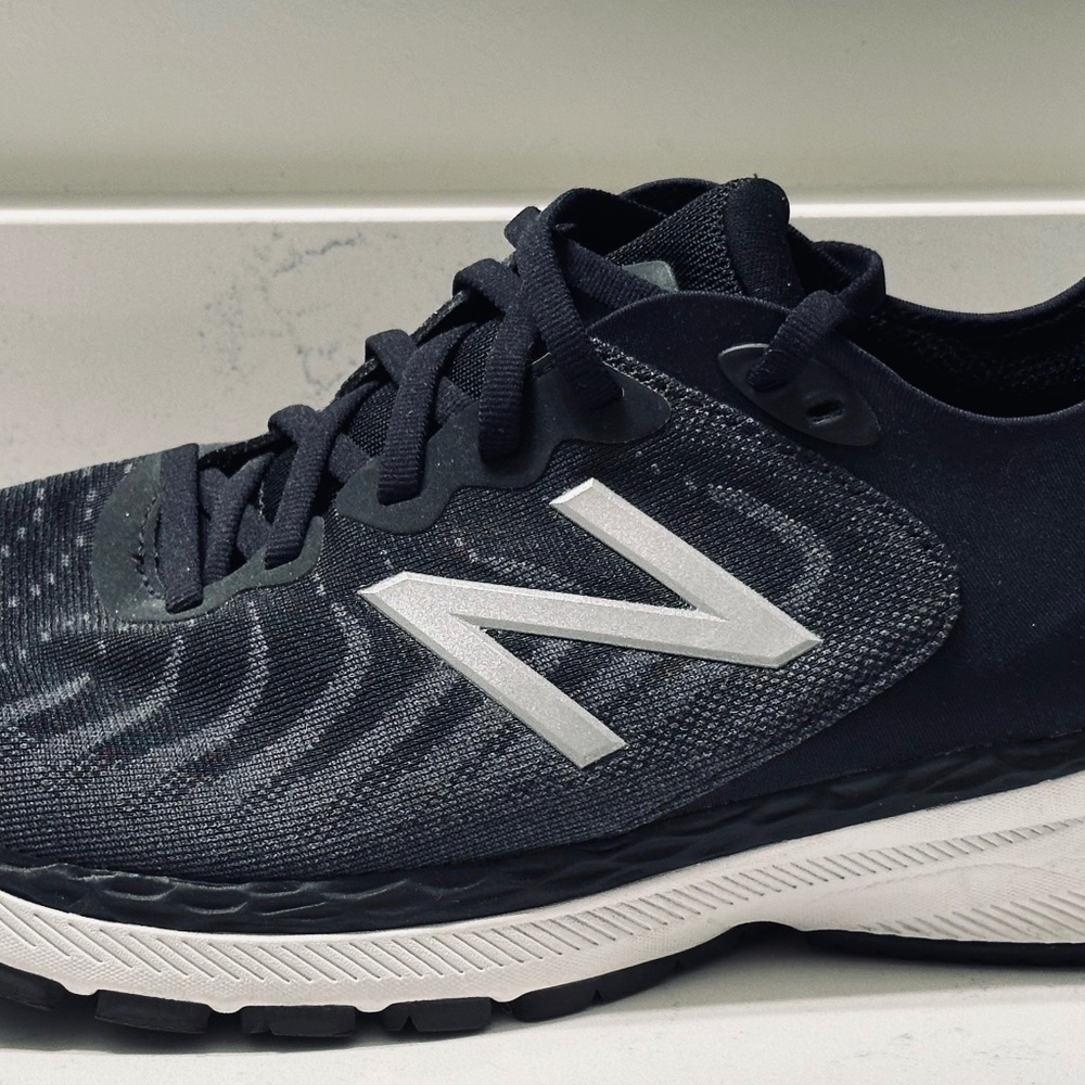 New Balance Men's 860v11Fresh Foam Running Shoes Size  10.5